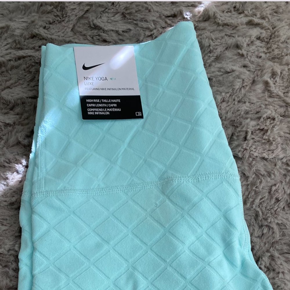 NWT Nike Yoga Luxe High Rise Capri Leggings size XS - Picture 3 of 4